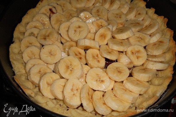 Бананы нарезать, сбрызнуть лимонным соком и уложить сверху на шоколад.