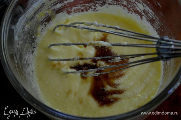 Взбить масло и сахар вместе. Затем добавим по яйцу за раз, каждый раз перемешиваем. После ванильный экстракт.