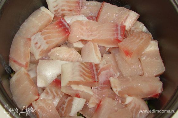 Добавить в смесь соевый соус, перемешать, затем сверху выложить порезанную на куски рыбу и немного посолить, оставить на 10 мин.