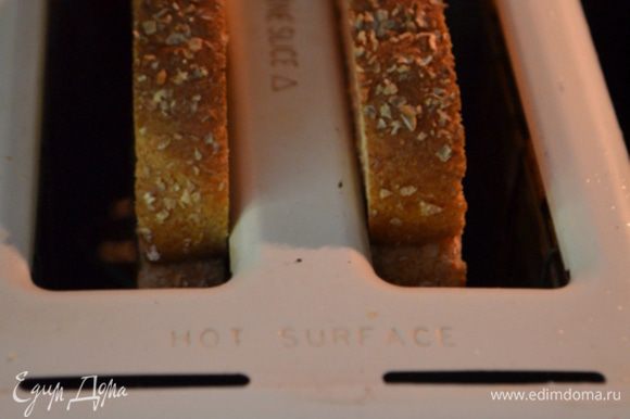 Хлеб поджарить на тостере. Яйцо очистить от скорлупы.