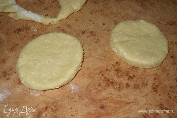 А для начинки раскатать тесто в пласт толщиной 2-3 см. Вырезать стаканом кружочки и немного раскатать скалкой.