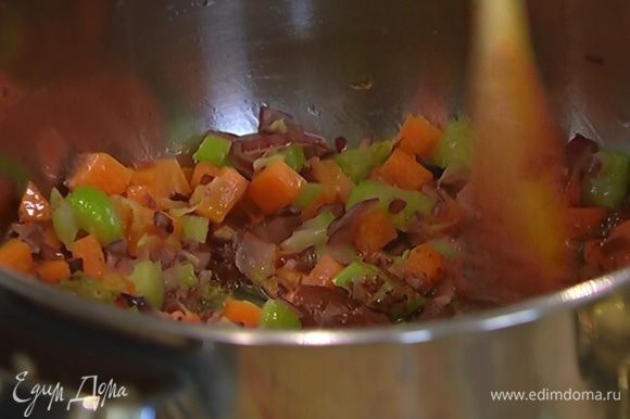Сельдерей и морковь добавить к луку и обжаривать все 7–8 минут.