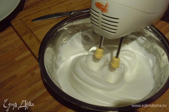 Белки крепко взбить со щепоткой соли и аккуратно ввести в тесто. Тесто оставить в тёплом месте под плёнкой на 20 мин. подходить.