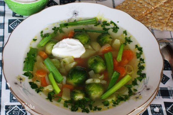 Готовый суп посыпать петрушкой, зeленью лука-порея, добавить сметану (1 ст.л. в каждую тарелку). Приятного аппетита:)