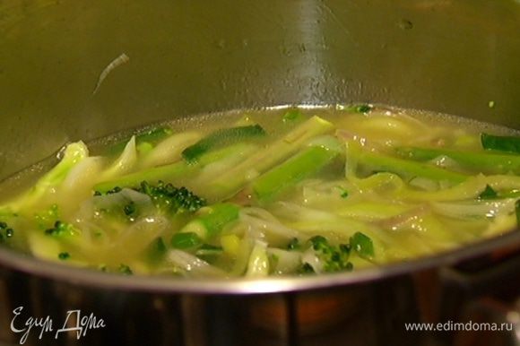 Варить суп до готовности брокколи и спаржи, примерно 10 минут.