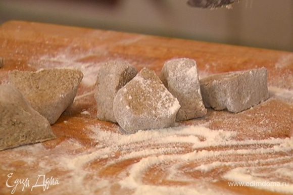 Рабочую поверхность присыпать мукой, выложить тесто, сформировать из него колбаску и нарезать кружками толщиной по 1 – 1 1/2 см.