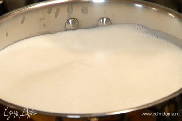 Молоко соединить со сливками в небольшой кастрюле, поместить на огонь и прогревать все до появления первых пузырьков.