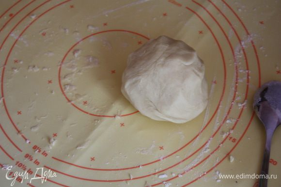 Заворачиваем тесто в пищевую пленку и отправляем в холодильник на 30 минут (или на 10 минут в морозилку, если очень спешите)