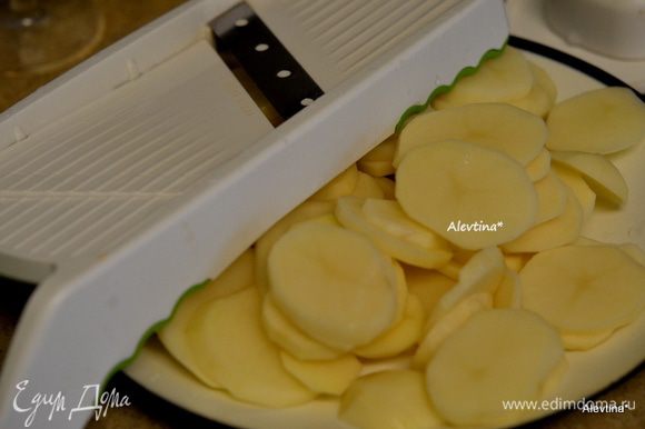 Картофель помыть, очистить порезать пластинками.