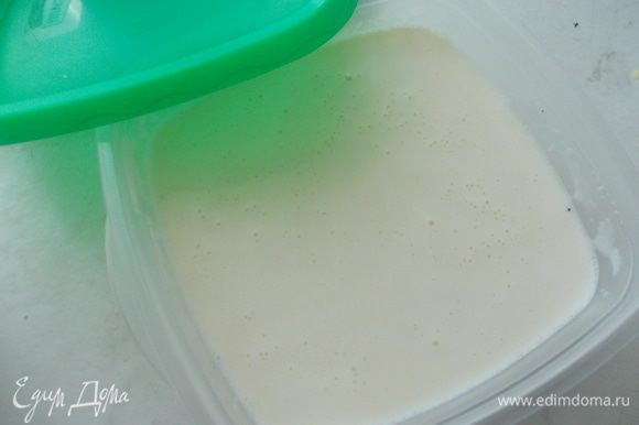 Затем вылить масляно -молочную смесь в чашу блендера с ножами и взбивать 3 минуты. Масса должна стать полностью однородной. Перелить все в контейнер,закрыть крышкой и поставить в холодильник на 8 часов.