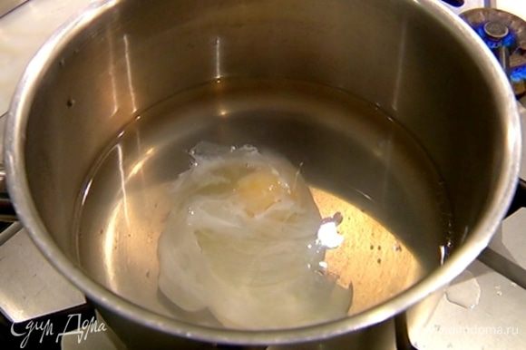 Вскипятить 500 мл воды, влить уксус, с помощью венчика сделать маленький водоворот и в центр воронки разбить яйцо. Убавить огонь и варить 1–2 минуты, затем выложить яйцо на бумажное полотенце. Так же приготовить остальные яйца.