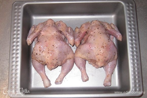 Выложить цыплят в смазанную маслом форму.