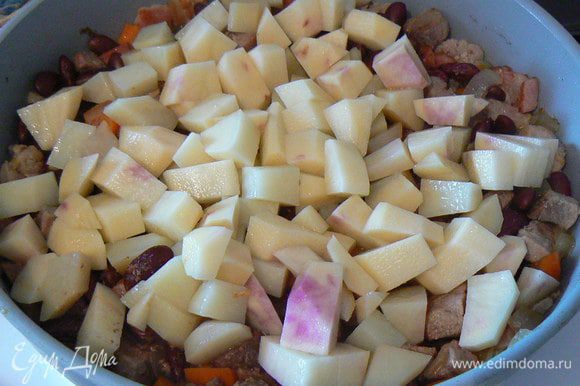 порезать кубиками картофель,тушить мин 10-15