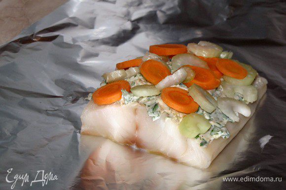 Положите по одному филе палтуса на кусок фольги. Намажьте на рыбу получившееся "зеленое" масло, а сверху выложите овощи.