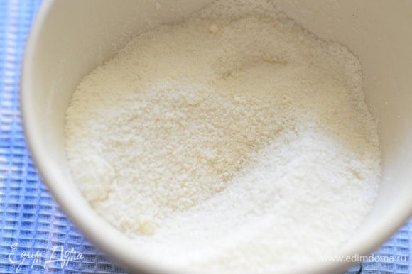 Смешиваем муку с половиной нормой сахара и добавляем к молочно-сырной смеси, быстренько все перемешиваем, чтобы не было комочков.