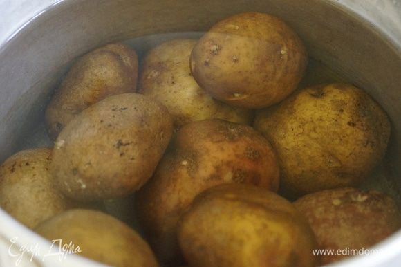 Картофель отварить в мундире, до готовности