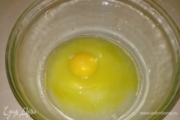 Растопить сливочное масло, добавить сахар, соль, растительное масло, яйцо.