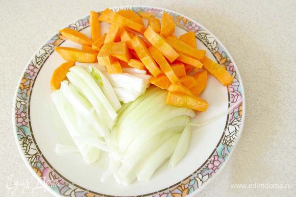 Лук нарежьте полукольцами, морковь — брусочками. Морковь в этом блюде использовать необязательно, все по желанию. Добавьте морковь с луком к мясу и жарьте до мягкости моркови.