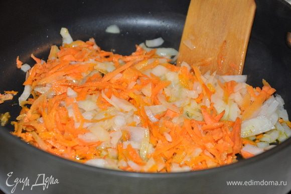 Гречку промыть,залить водой и оставить на 3 часа. Натереть морковь на крупной терке. Репчатый лук порезать кубиками.