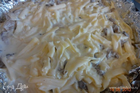 Получившимся соусом залить кусочки курицы с грибной зажаркой и поставить в разогретую до 190 С духовку на 35-40 минут, если сыр будет сильно подрумяниваться, накрыть фольгой верх формы.