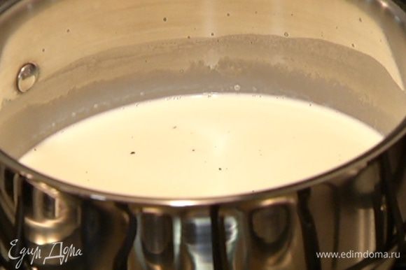 Молоко и сливки налить в небольшую кастрюлю, добавить сахар, стручок и зерна ванили и поставить на небольшой огонь.