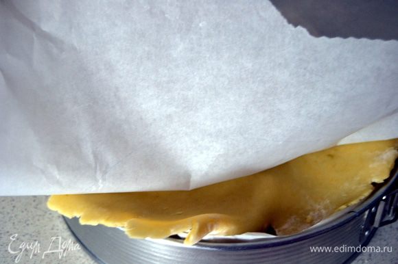 Вместе с бумагой перенести тесто на пирог.Накрыть им яблоки и убрать бумагу.