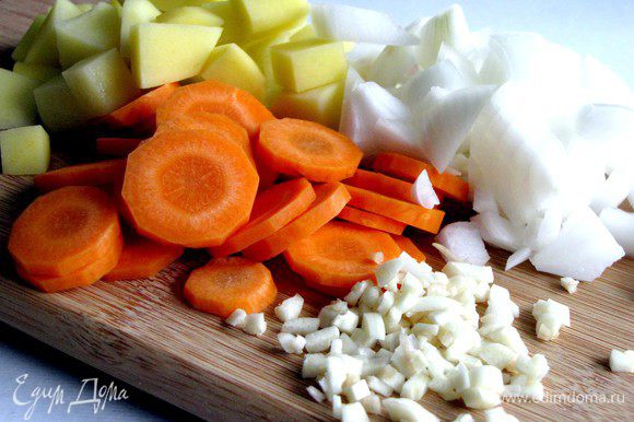 Картофель, морковь, лук и чеснок очистить. Картофель и лук нарезать кубиками, морковь кружками, чеснок измельчить.