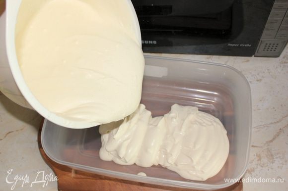 Переложить в пластиковый контейнер, накрыть пищевой пленкой и убрать в морозилку на 4 часа. В первые 2 часа доставать мороженое и перемешивать миксером или блендером.
