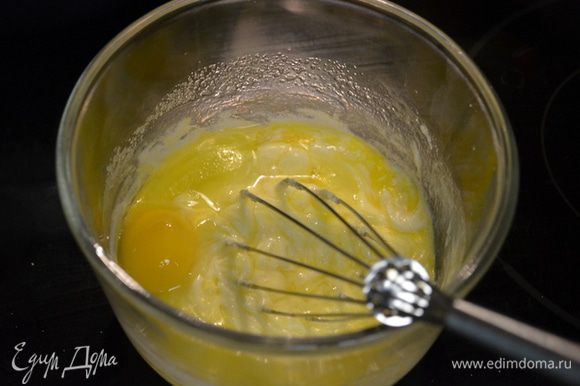 Затем добавить яйца, мед, банан, который должен быть спелым или слегка переспелым и легко смешаться. Все перемешаем снова.