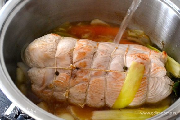 Залить индейку водой (или приготовленным заранее овощным бульоном) так, чтобы жидкость покрывала мясо, накрыть крышкой и варить на среднем огне около 1 часа.