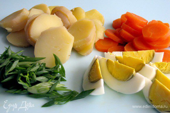 Морковь и картофель нарезать тонкими кружками, яйца дольками. Лук измельчить.