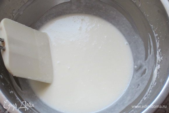 Оставшиеся сливки взбить с сахаром (60 г) и аккуратно ввести в сливки с желатином.