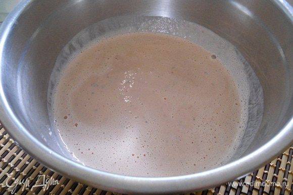 Клубнику с базиликом ввести в сливочную смесь, перемешать и поставить в морозилку. Через час взбить массу венчиком и поставить в морозилку.