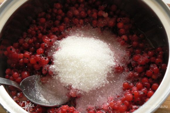В сотейник поместить ягоду, добавить100 мл воды, сахар, поставить на огонь поварить минуты 3-4, пока не закипит и не растворится сахар
