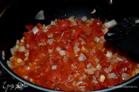 Добавить порезанные томаты, если у вас свежие помидоры, готовим примерно 5-10 мин. Готовые томаты быстрее.