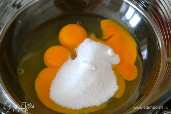 В стеклянной миске начать взбивать на водяной бане вместе желтки, яйца и 75 г сахара (можно использовать электромиксер, а можно вручную венчиком).