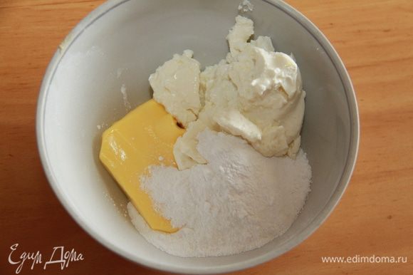 Взбейте размягченное сливочное масло, сахарную пудру и сливочный сыр в большой миске миксером.