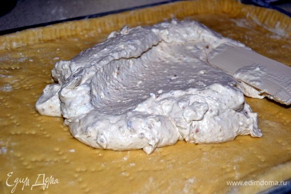 Выкладываем на тесто орехово-сливочную массу. Разравниваем по всей поверхности.
