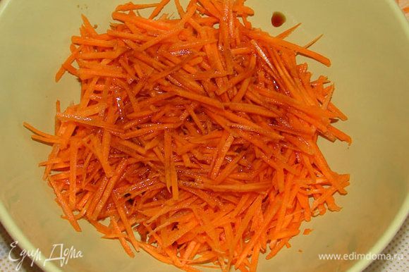 Морковь натереть на терке для корейской моркови или тонко порезать брусочками. Добавить к моркови соевый соус, перемешать и отставить.