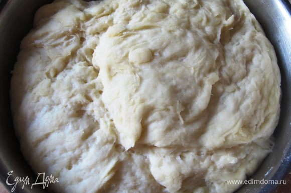Добавляем в дрожжевую смесь растопленное сливочное масло, соль и просеиваем муку. Замешиваем гладкое эластичное тесто. Ставим в теплое место подходить, тесто должно увеличиться вдвое.