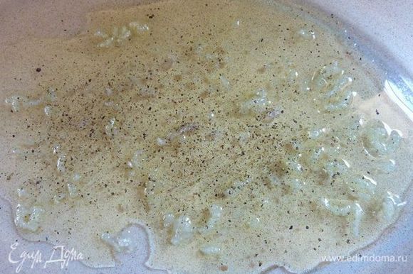 Покрутить, чтобы покрыть маслом всю поверхность, посыпать третью чеснока, приправить солью и перцем.
