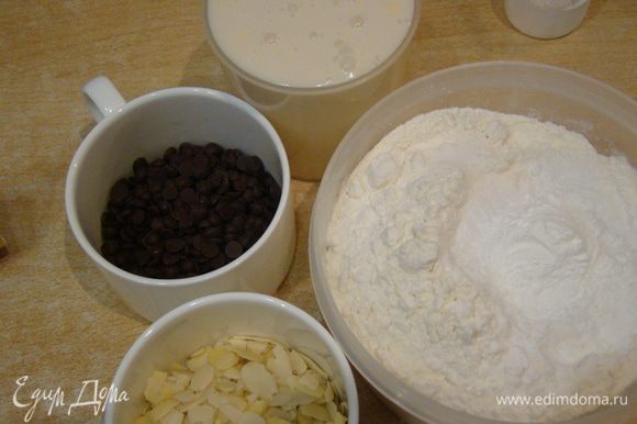 Просеиваем муку с разрыхлителем и солью, порциями вливаем пахту и добавляем муку, замешиваем тесто