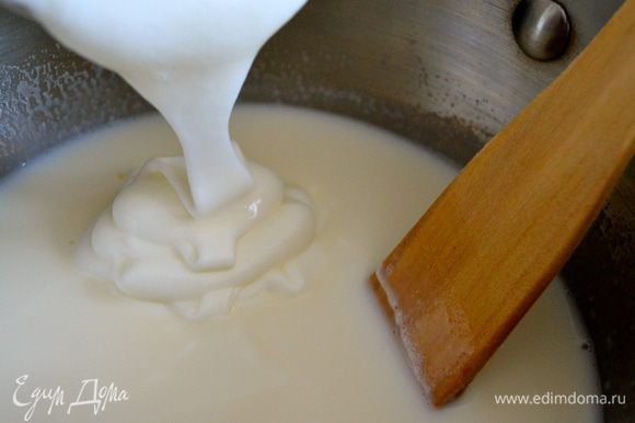 В остывшее молоко добавить йогурт.