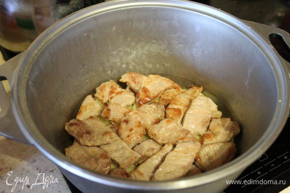 Мясо режем на произвольные кусочки и быстро обжариваем до румяной корочки, и укладываем поверх картофеля, посолить и поперчить.