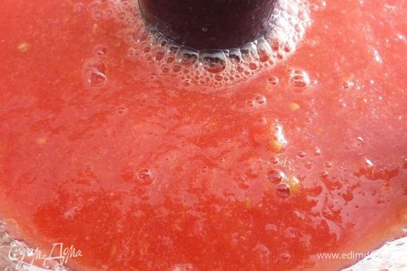В комбайне взбить помидоры, томатный сок, имбирь, кориандр, сахар, масло и 3 столовые ложки сока лайма, пюрировать на высокой скорости до однородности .