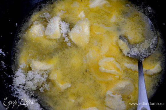 Приготовьте тесто. Размешайте в муке соль, добавьте растительное и сливочное масло, порубите в крошку. Добавьте цедру лимона, влейте ледяную воду, перемешайте до образования крупной крошки. Руками сформируйте из крошки шар, заверните в плёнку, поставьте в холодильник на 1 час.