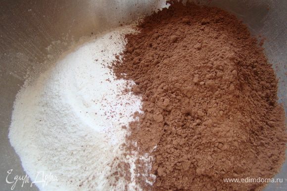 Просеиваем муку, какао, разрыхлитель, соль.