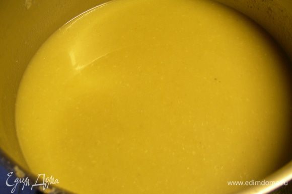 Блендером взбиваем суп в пюре и пропускаем его через сито. Вмешиваем крем-фреш. Солим, перчим по вкусу. Прогреваем на небольшом огне.
