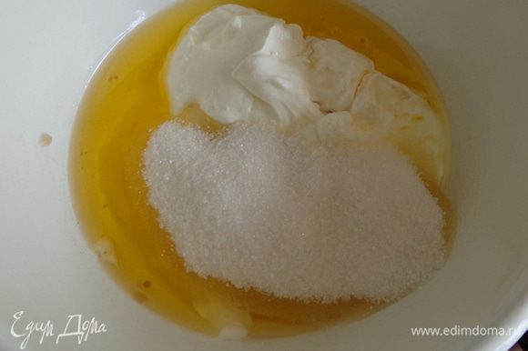 В миске взбить добела йогурт, сахар, растительное масло и ванильный сахар