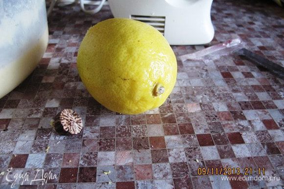 Натереть мускатный орех и цедру лимона. Из самого лимона выдавить сок.